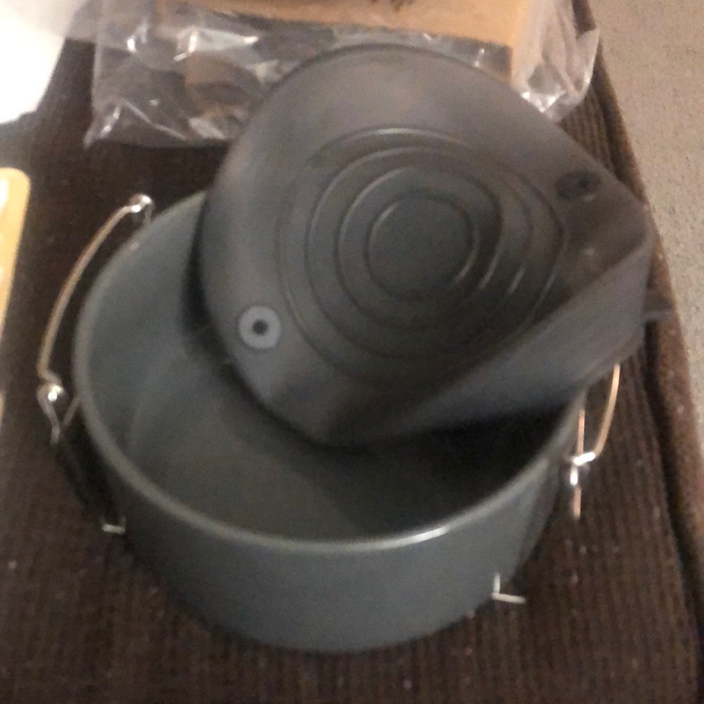 Pamperchef Quick Cooker Ceramic pot, silicone lid, and handle frame